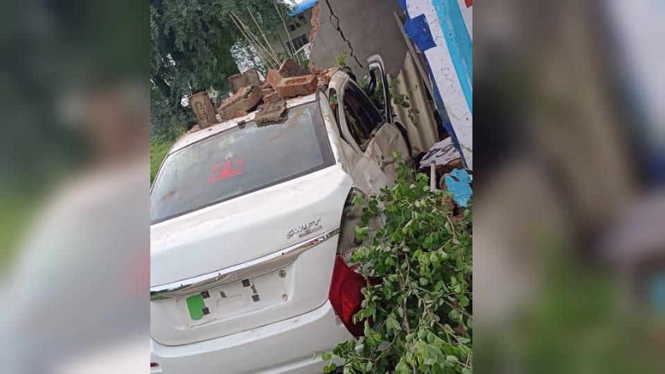 uncontrolled Swift car rammed into house in bhiwani