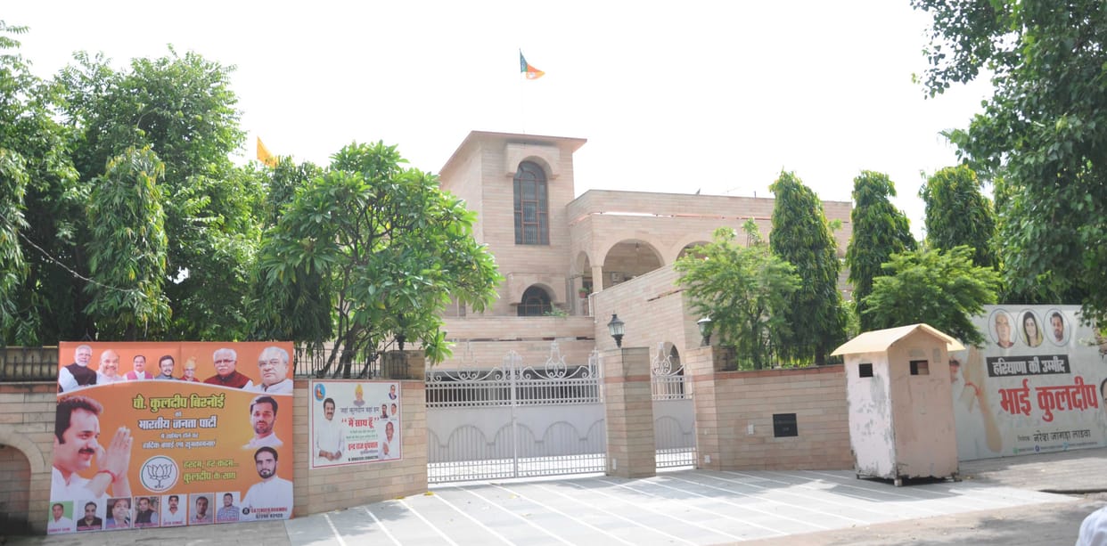 BJP flag hoisted at Kuldeep Bishnoi's kothi