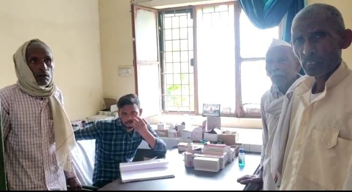 Hathras: God trust hospital, watchman giving medicine