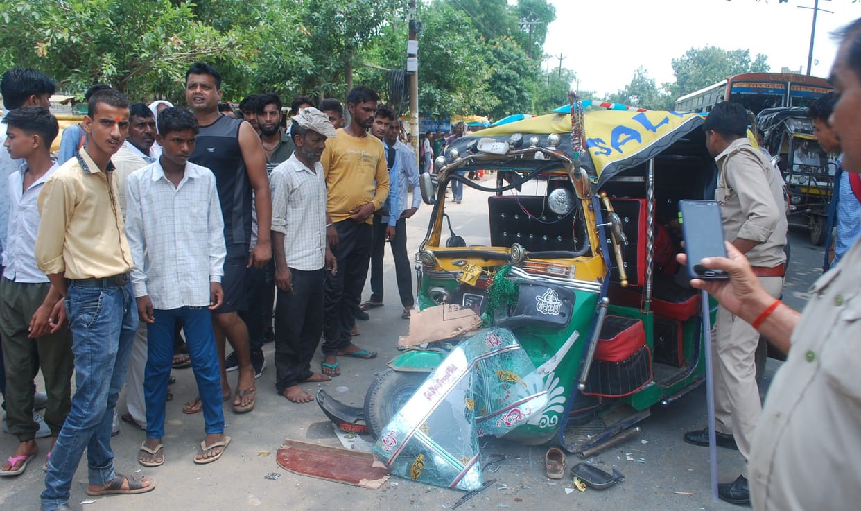 Hathras: Six passengers injured in roadways bus and auto collision