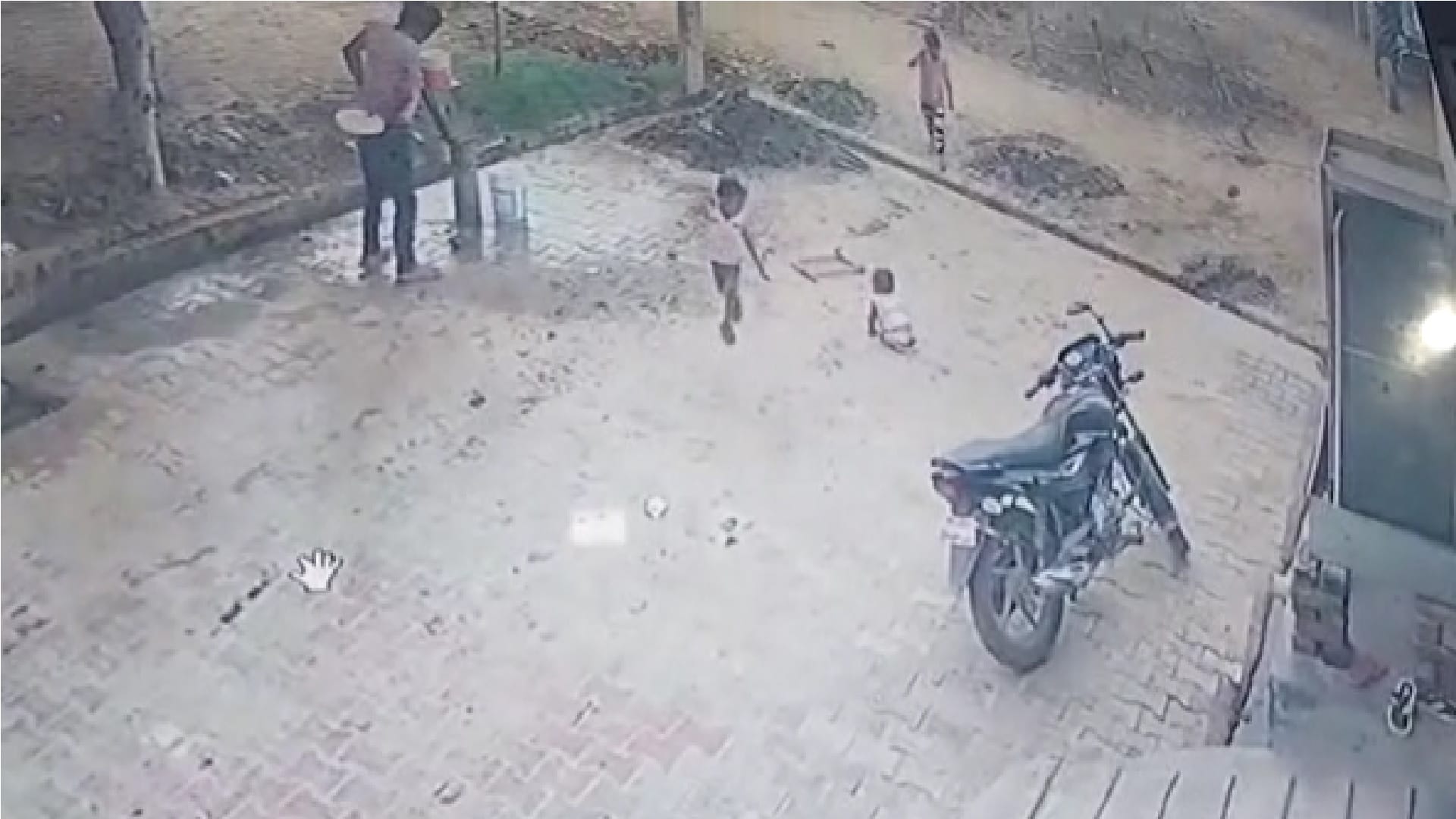 Innocent girl came under moving car in Aligarh