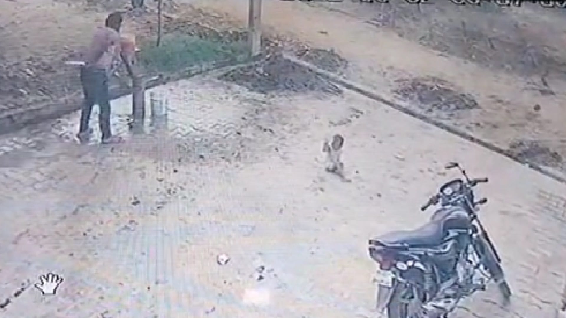 Innocent girl came under moving car in Aligarh