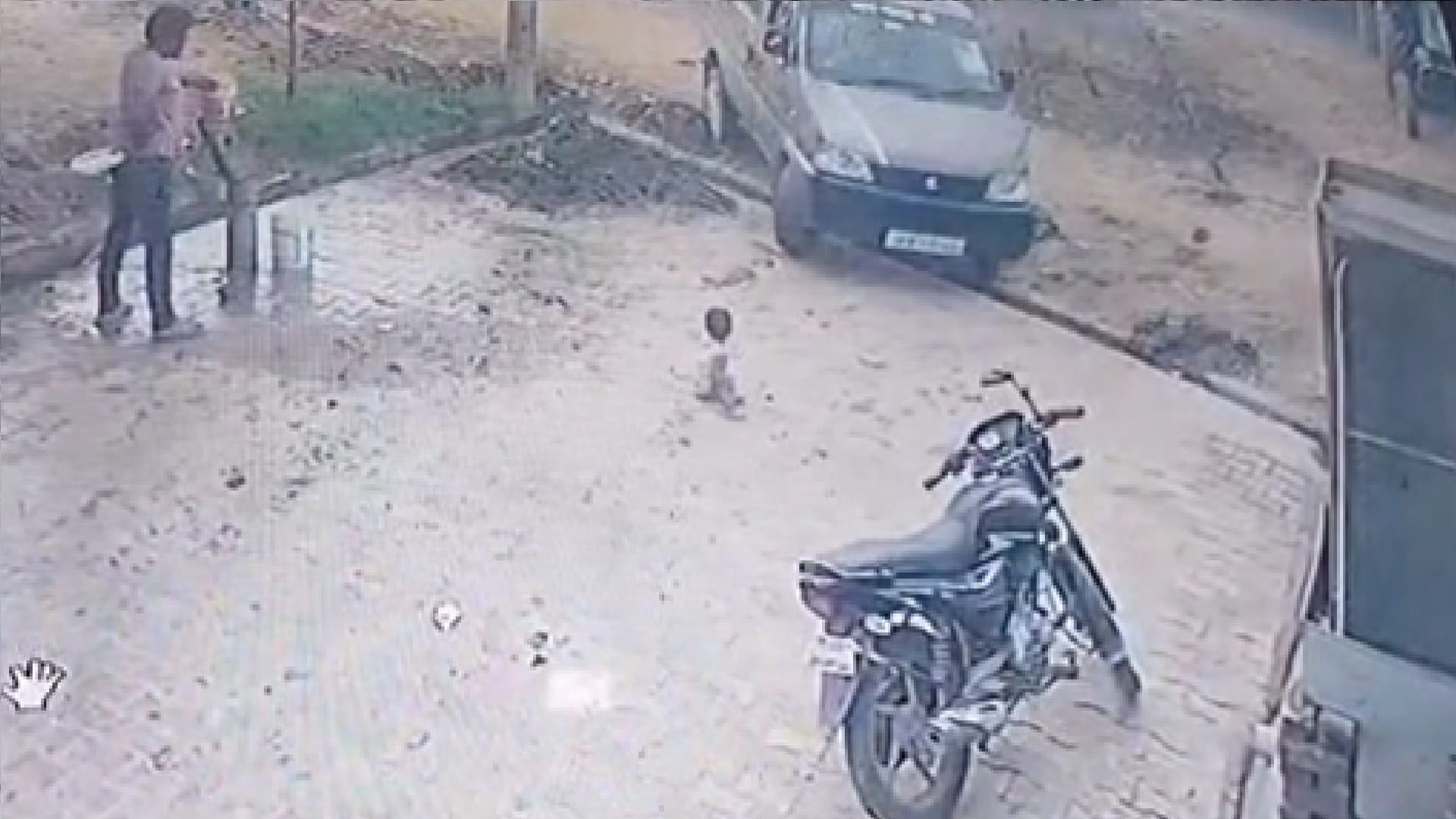 Innocent girl came under moving car in Aligarh