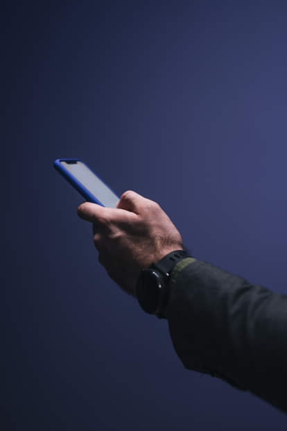 मोबाइल से मैसेज प्रतीकात्मक