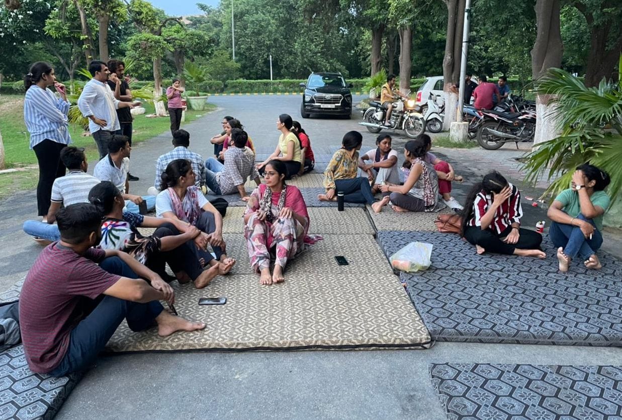 GJU: Sixth round of talks failed, PhD students on dharna
