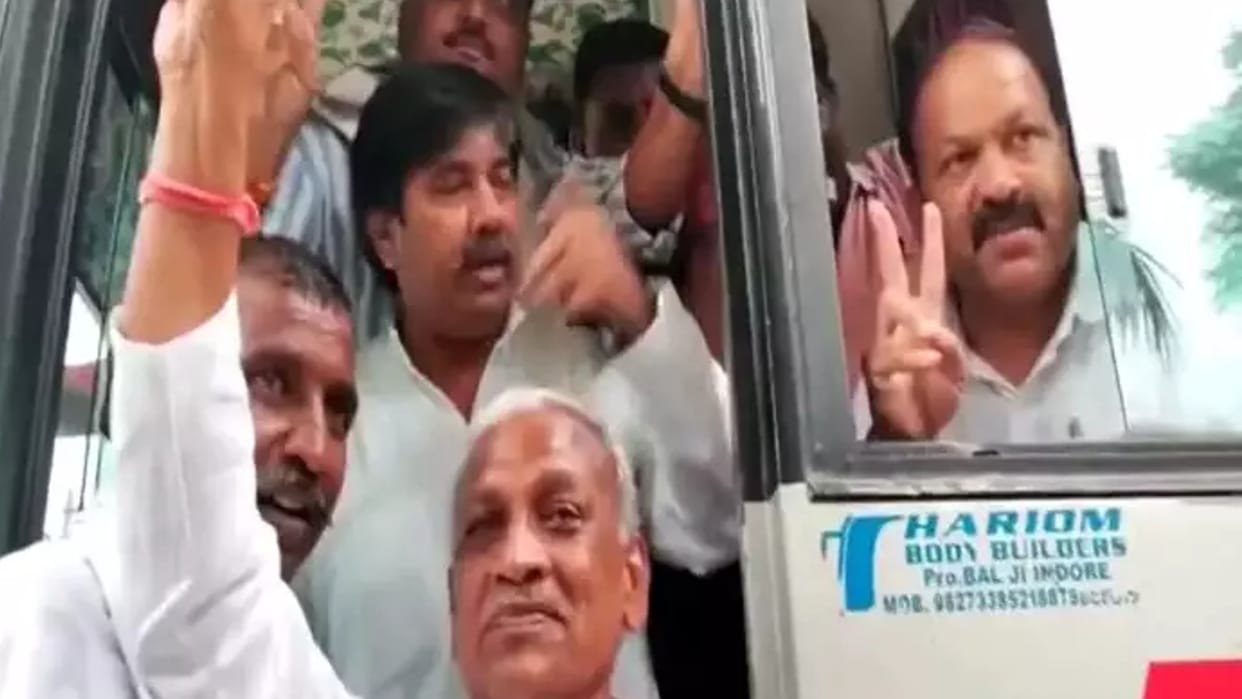 The game of fencing in Chambal, the BJP resorted, and the Congress sent the councilors on a religious journey