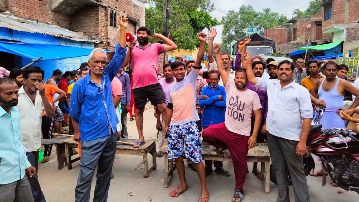 Farrukhabad: People got angry due to no electricity for three days
