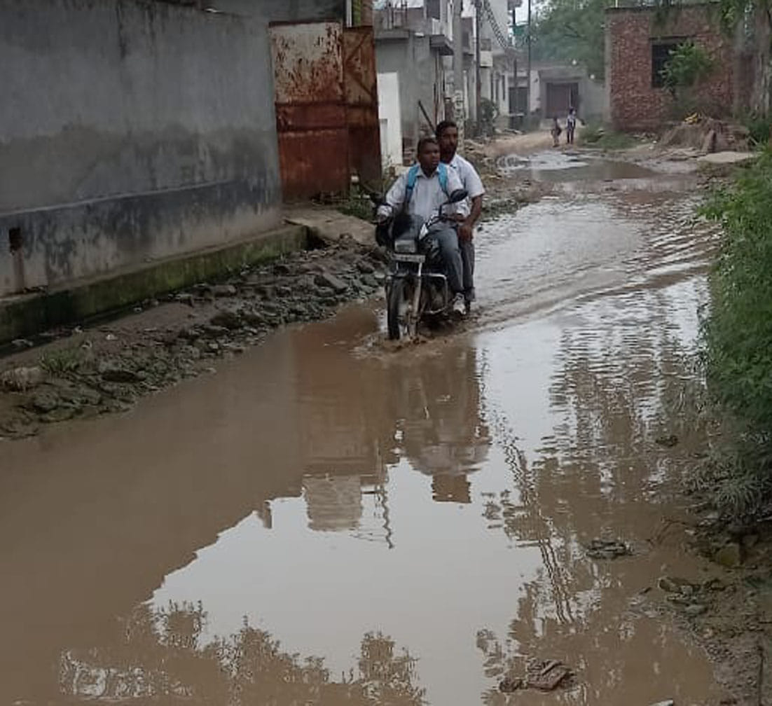 Waterlogging on Fakharpur road, people protested