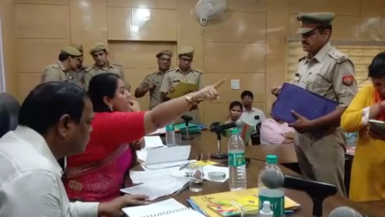 Vice President of Women Commission scoled the inspector in meerut for not solving cases
