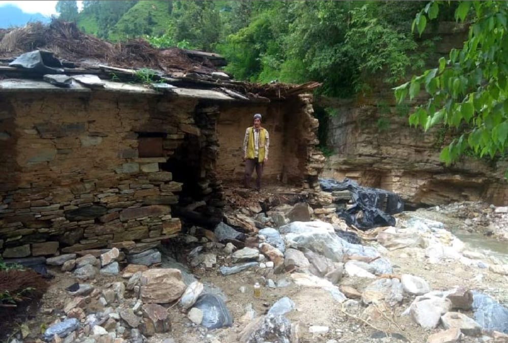 Uttarakhand Weather News: Students going to school to cross boulders in chamoli photos
