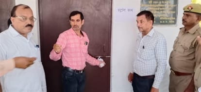 मतपेटिका जमा होने के बाद दरवाजे को सील करते कर्मचारी। संवाद