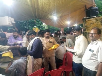 मतपेटिका जमा करते कर्मचारी।  संवाद