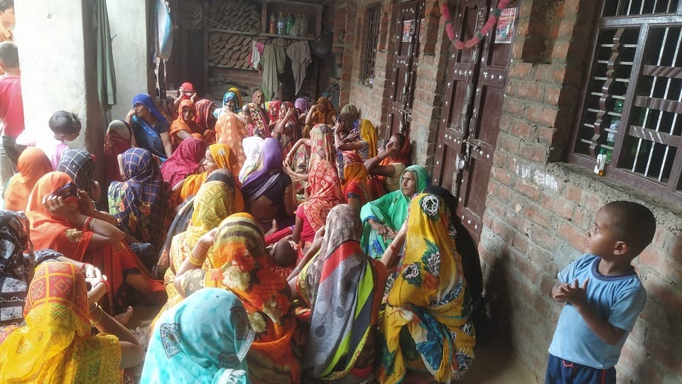 Dead bodies of husband and wife found hanging on the noose in Shikohabad Firozabad district