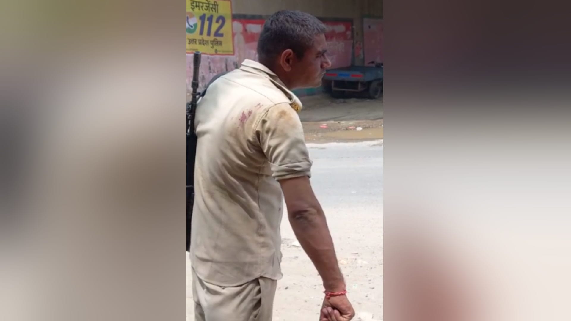 Meerut: now a constable has ruckus with Insas rifle on road after conflict in police in police chowki