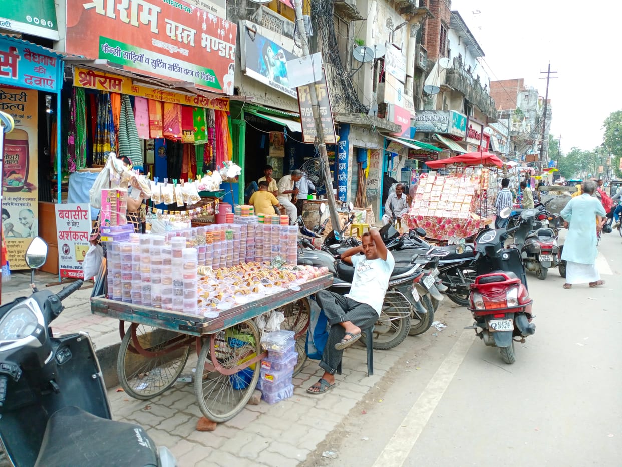 atikraman se baajaar mein paidal chalana dushvaariyon bhara