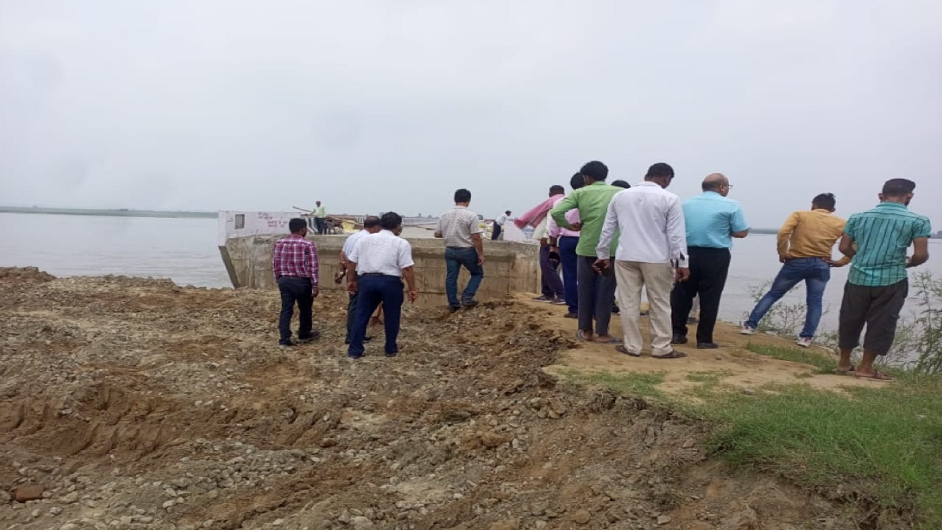 Approach road repair work disrupted due to increased erosion near Ganga bridge