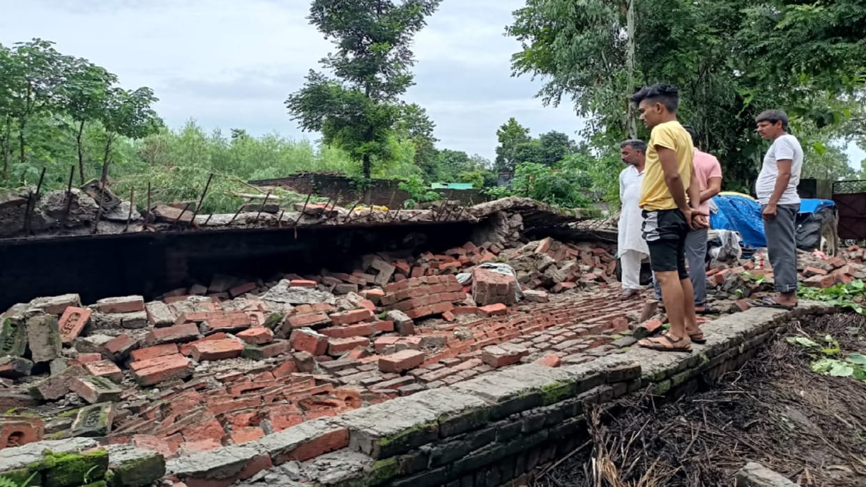 The roof of the house fell in the rain and a woman died in a village of Saharanpur