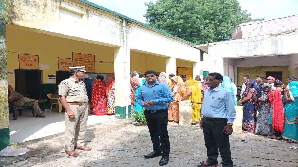 Panchayat By Elections Voting begins in Jasrana Firozabad 5 candidates for gram pradhan