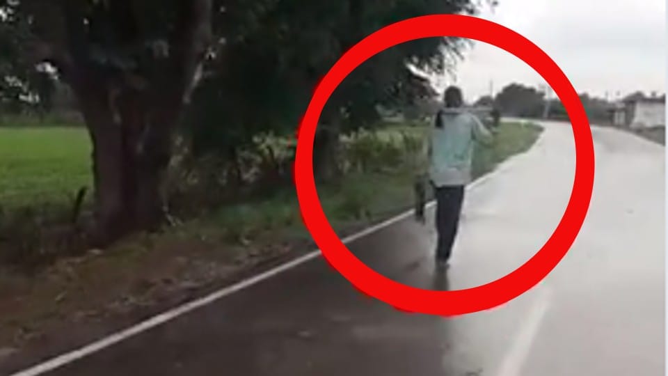Son's hand cut off for not giving bike in Damoh, father reached police station with severed hand