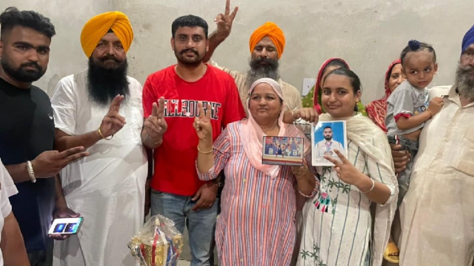 Lovepreet Singh of Amritsar won bronze in weightlifting in Commonwealth 2022