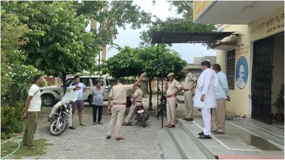 Three lakh looted in Bank of Baroda Alwar Rajasthan