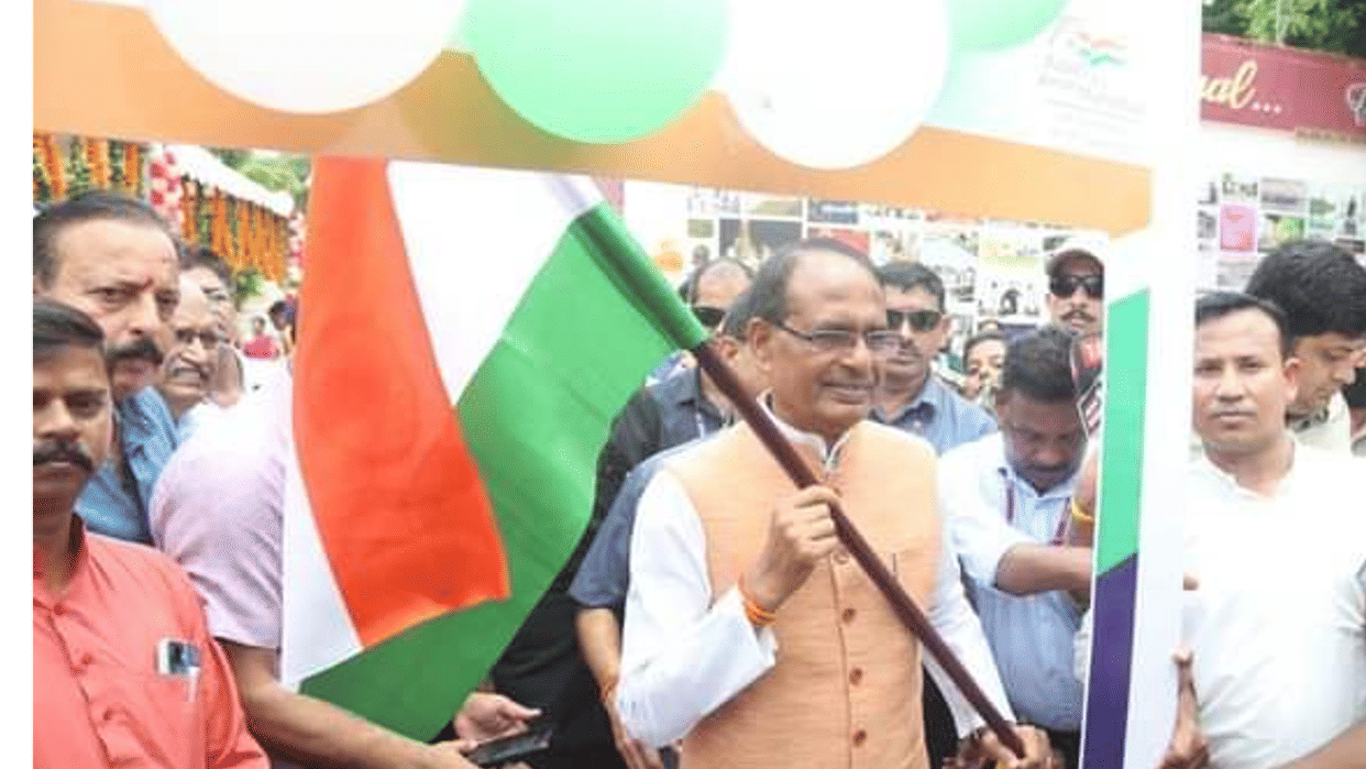 MP News: CM Shivraj bought tricolor from women of self-help groups