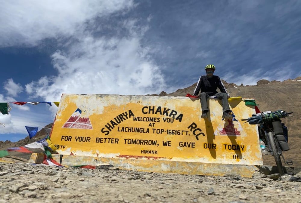 Uttarakhand News: Almora Youth ajay singh fartyal reached khardungla pass from cycle