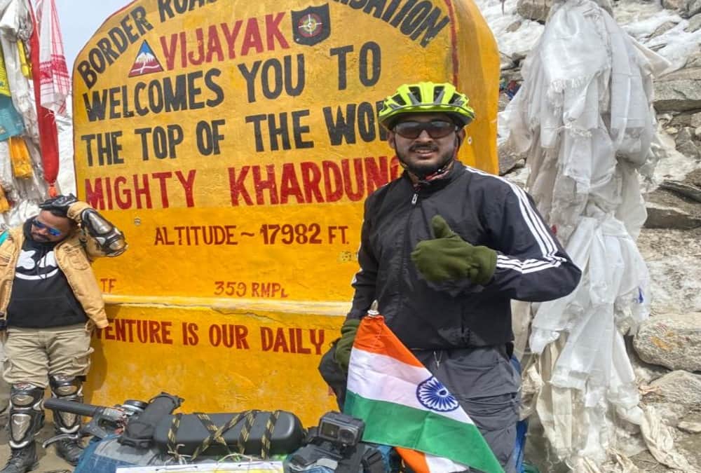 Uttarakhand News: Almora Youth ajay singh fartyal reached khardungla pass from cycle