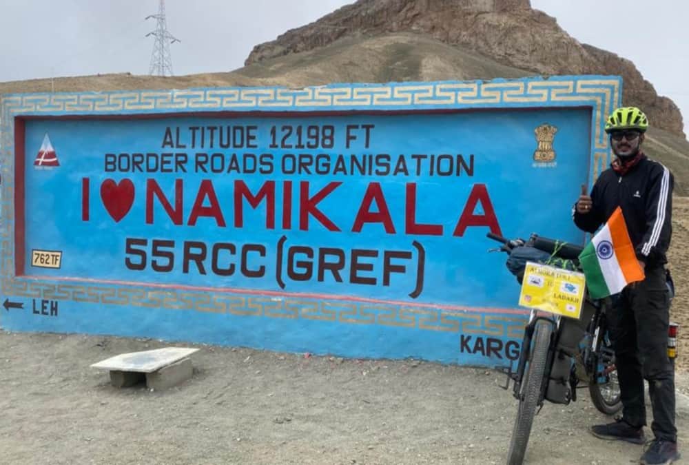 Uttarakhand News: Almora Youth ajay singh fartyal reached khardungla pass from cycle