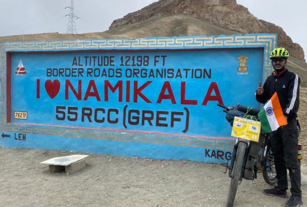 Uttarakhand News: Almora Youth ajay singh fartyal reached khardungla pass from cycle