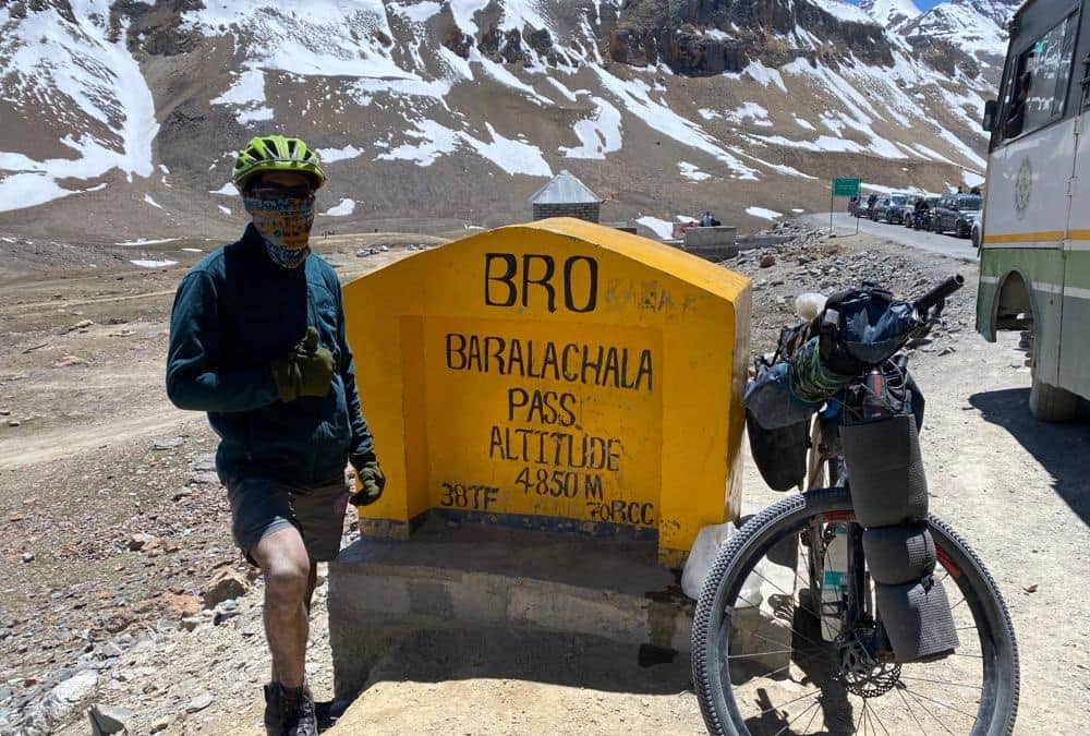 Uttarakhand News: Almora Youth ajay singh fartyal reached khardungla pass from cycle