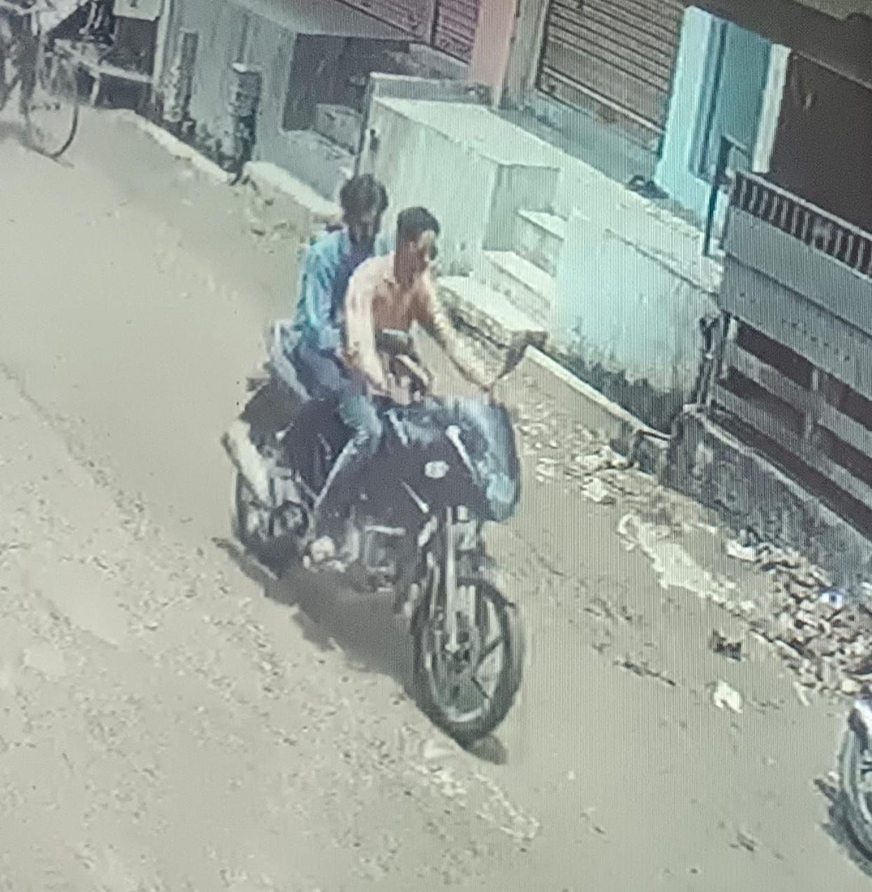 Bike riding robbers robbed a bag full of money from the elderly in Etawah