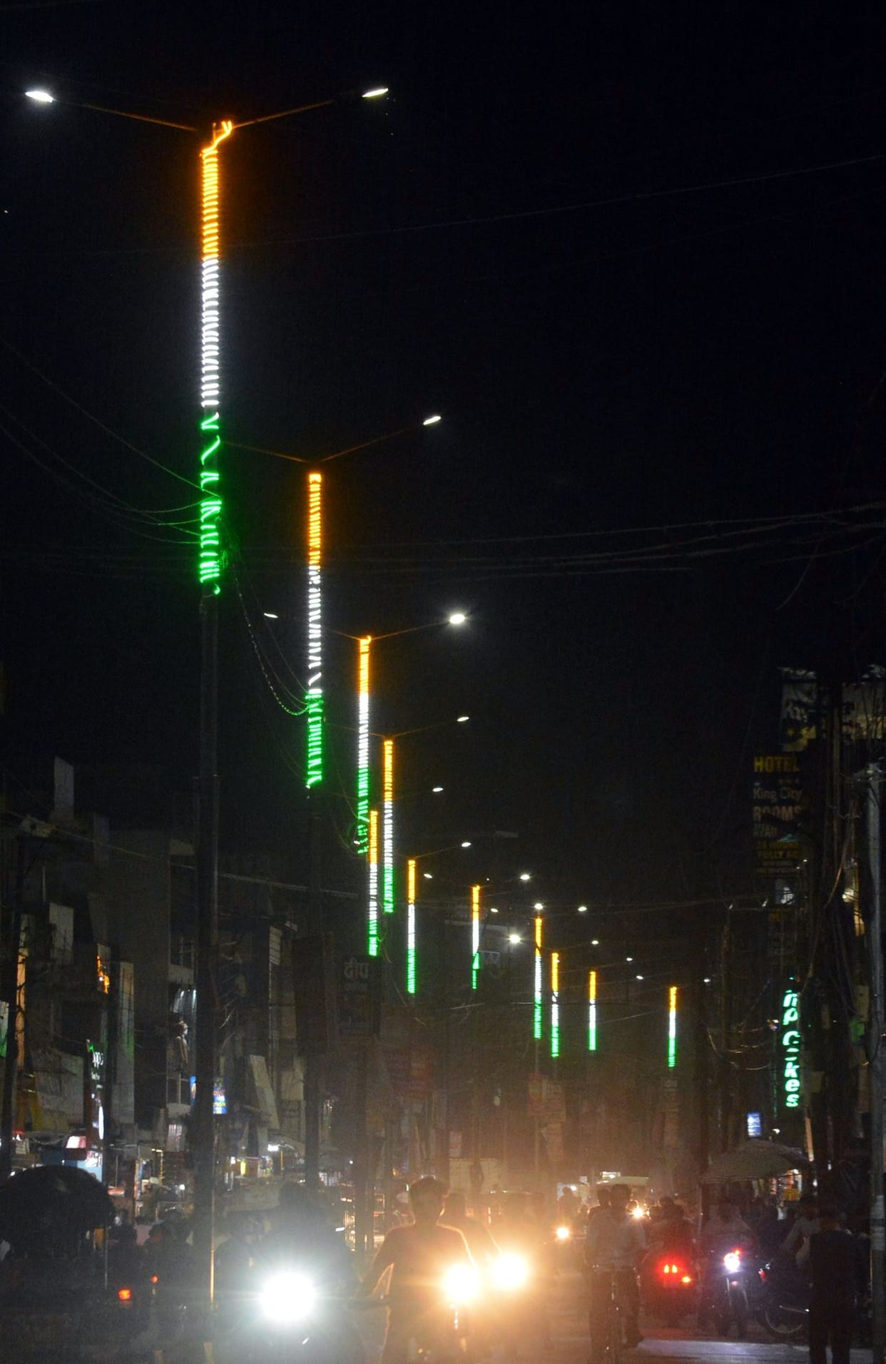 It will automatically light up in the dark, the street light will be extinguished as soon as the light is on