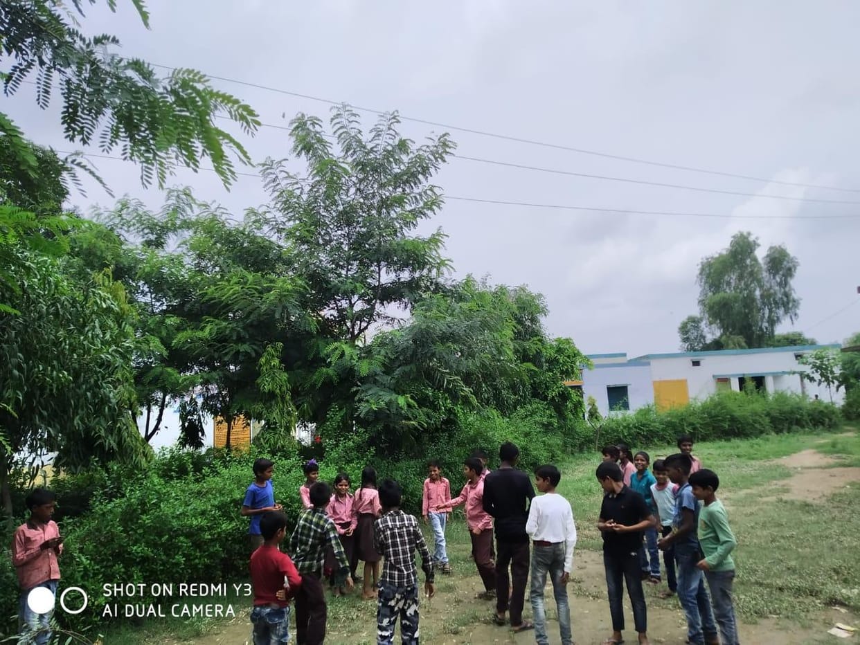 Current landed in the tree, three students and teachers were hit