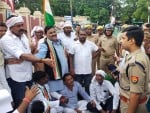 कलेक्ट्रेट पर धरना प्रदर्शन करते कांग्रेस कार्यकर्ता।