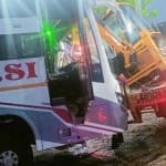 ट्रक ट्रेलर से टकराई बस