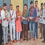 महिला पंचों की जगह शपथ लेते परिजन।