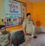 सुखौरा गांव में आयोजित पुलिस की पाठशाला में बोलते सीओ कर्मवीर सिंह। संवाद