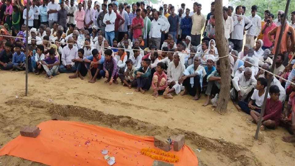 Sant dies after snake bite then reletive saw dreams and digs grave after 6 days