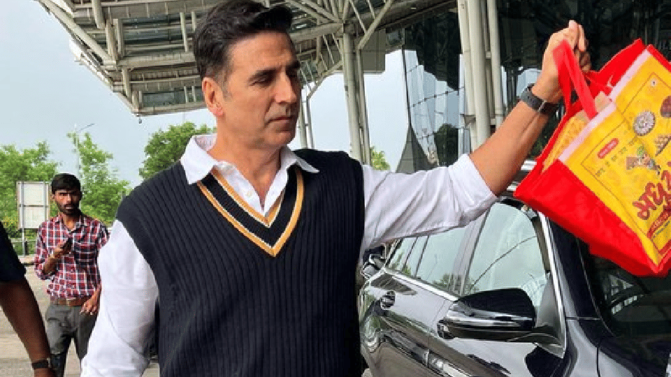 ha Bandhan: Akshay Kumar reached indore to promote his film got gifts from 56 shops area share post