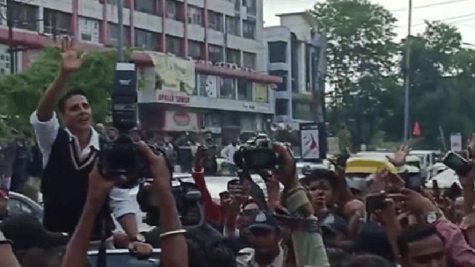ha Bandhan: Akshay Kumar reached indore to promote his film got gifts from 56 shops area share post
