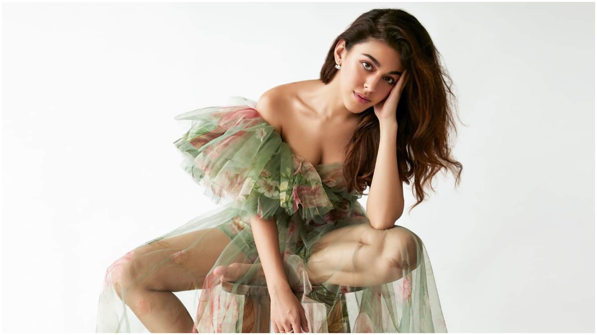 Actress Alaya F latest Bold pics in deep neck outfit