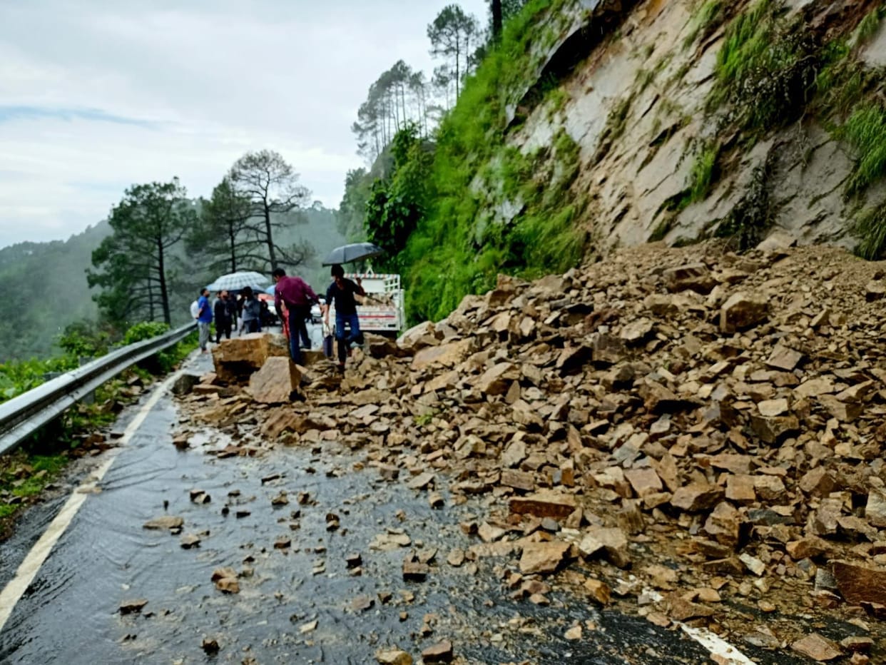 Traffic stalled on 58 roads including NH, 7 roads still closed