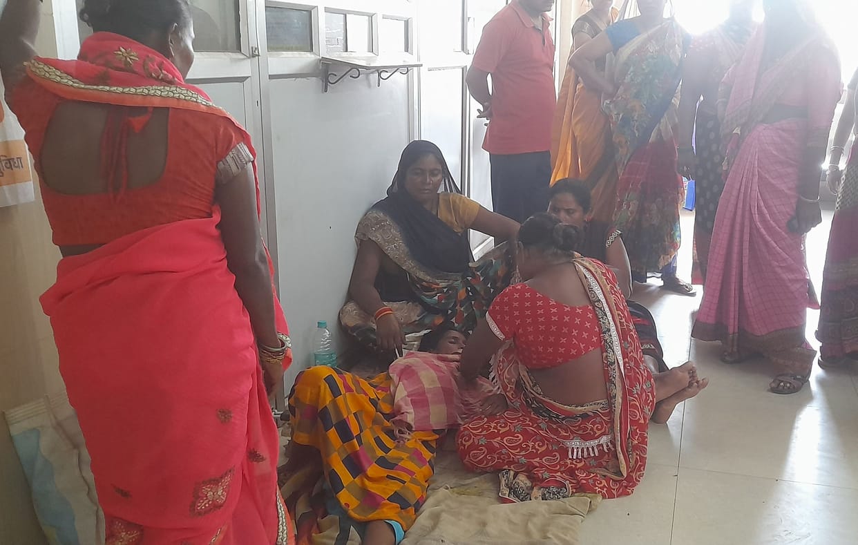 Doctors did not help woman who was suffering from labour pain in woman hospital in Gonda.