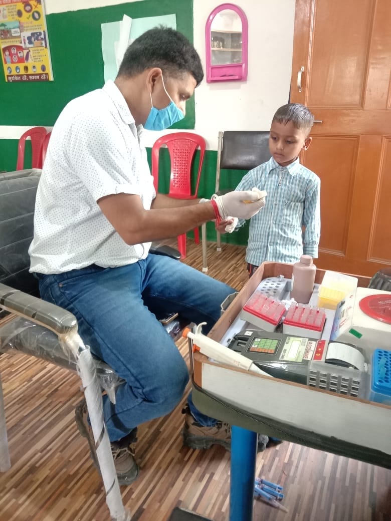 sansad health mobile sevice team chekup 46 students health in gumarwin bilaspur
