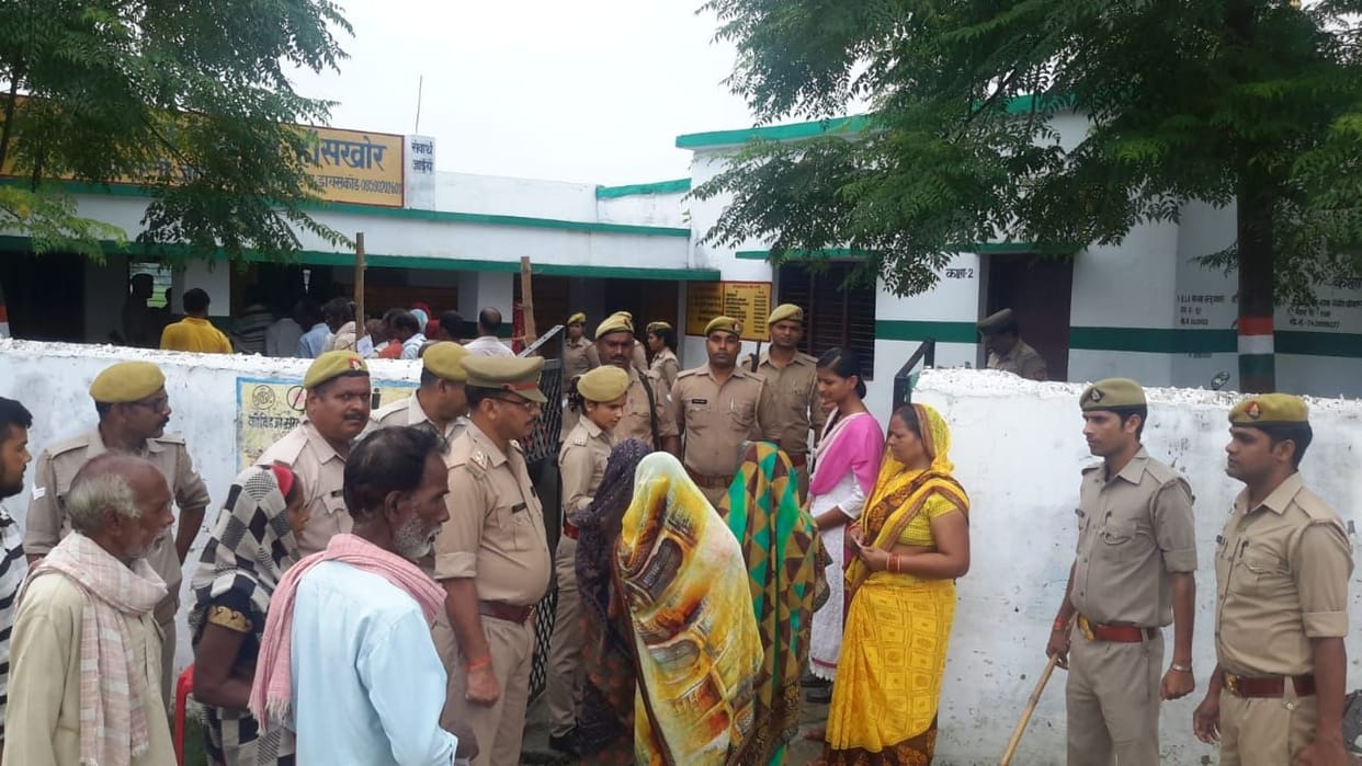 976 voters cast their vote