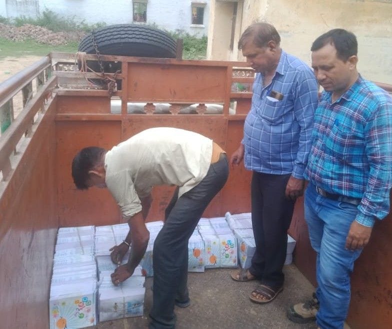 Hathras: Distribution of books was done in a hurry