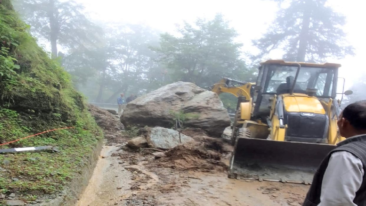 Himachal Weather update Four NHs remained closed for hours due to landslides, 55 other roads and 25 power tran