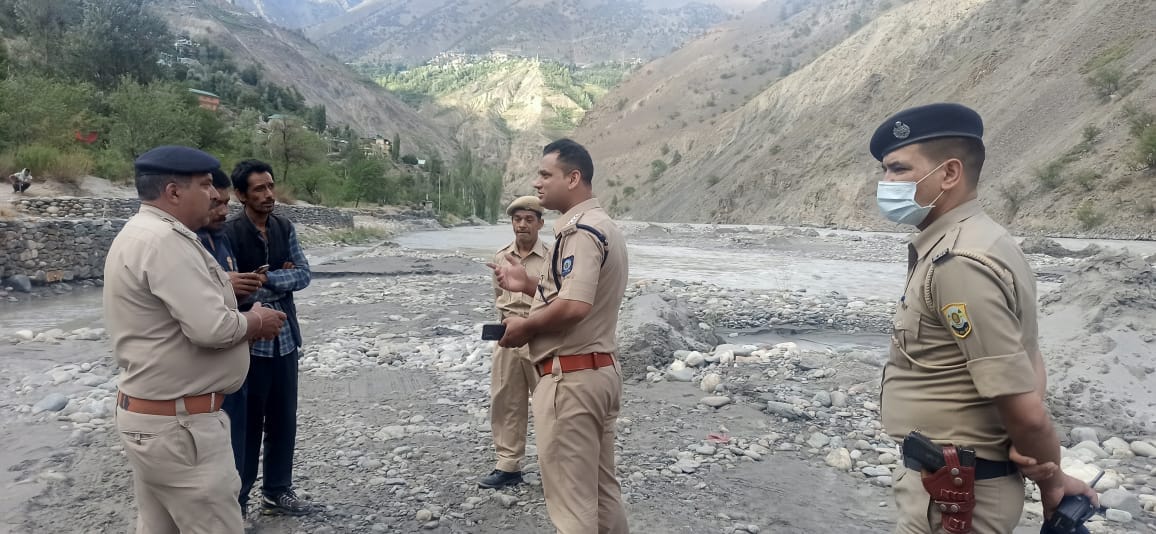 Police baton on illegal miners in Sutlej