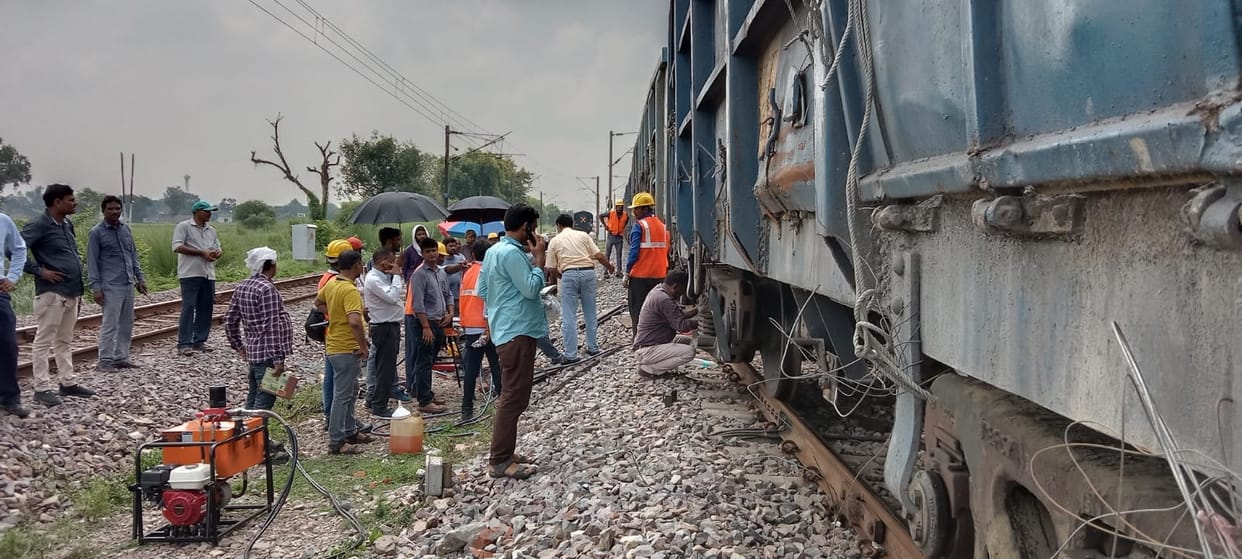 Wagon of goods train derailed near Khaga in Fatehpur, Vande Bharat stood for half an hour